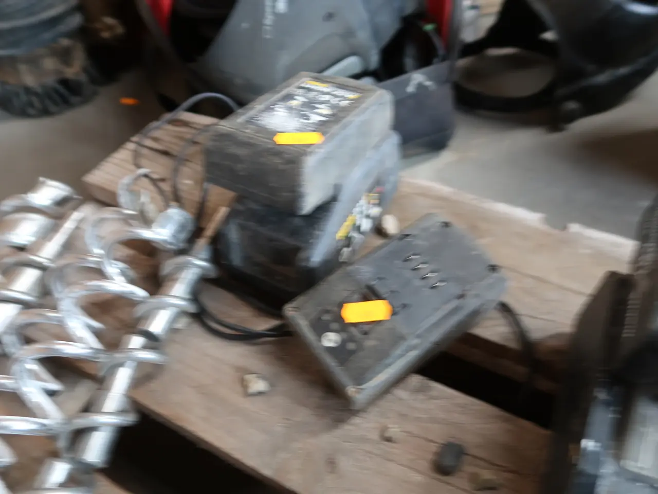 Billede 1 - 2 stk. Batterier og lader REMS