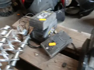 2 stk. Batterier og lader REMS