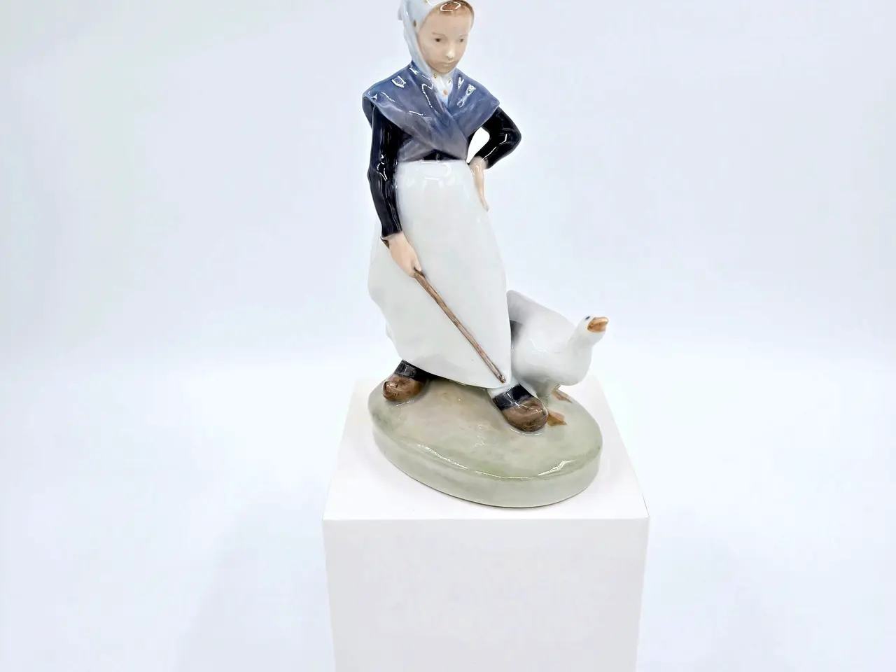 Billede 1 - Royal Copenhagen Figur Gåsepige nr. 528. sortering 1