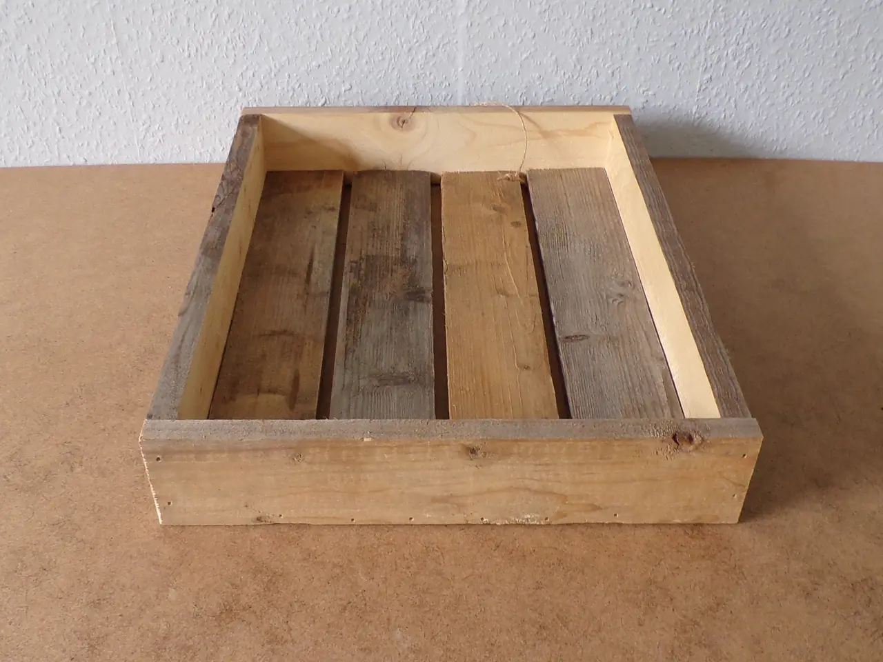 Billede 3 - Bakke i genbrugstræ med patina 45 x 35 cm