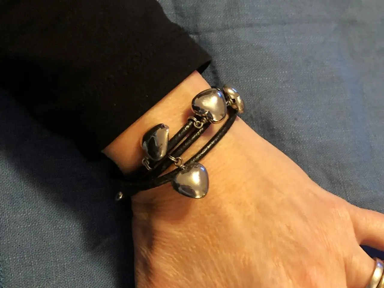 Billede 1 - VIKLEARMBÅND i SORT LÆDER - armbånd
