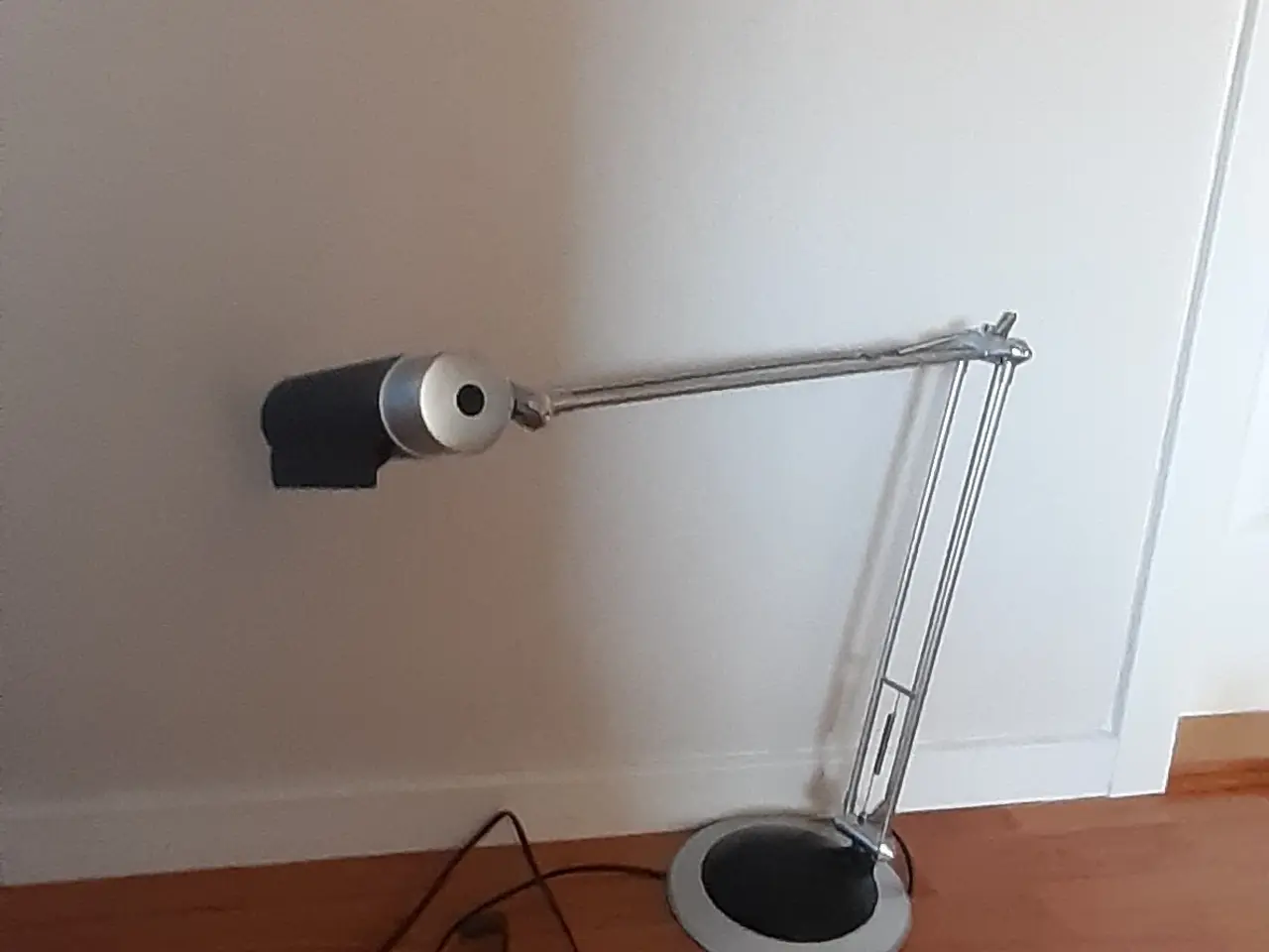 Billede 3 - Justerbar skrivebordlampe - krom m sort skærm