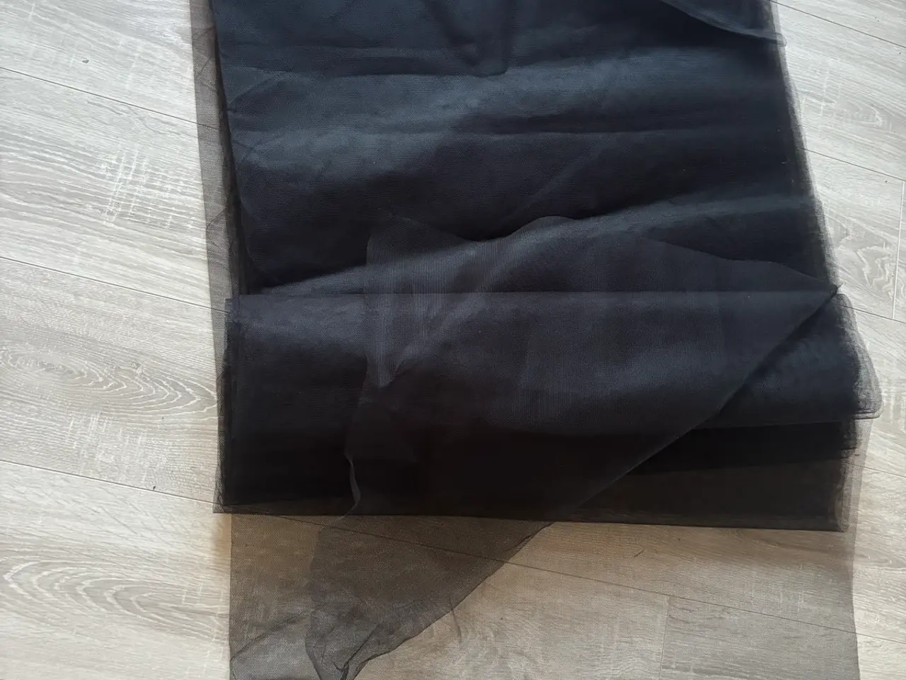 Billede 1 - Sort tyld stof 140 cm x 6 m.