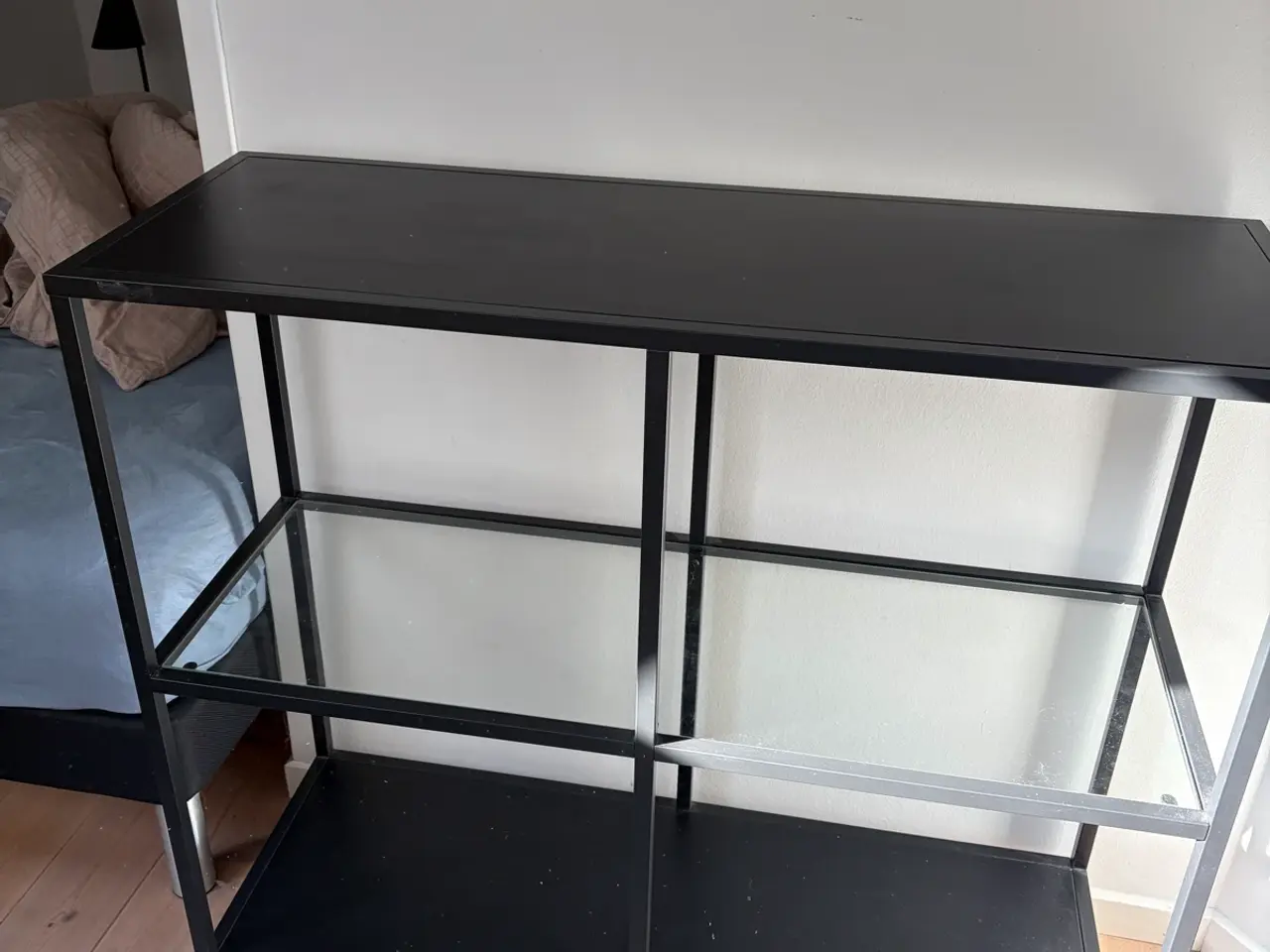 Billede 3 - Sort reol med glasplade