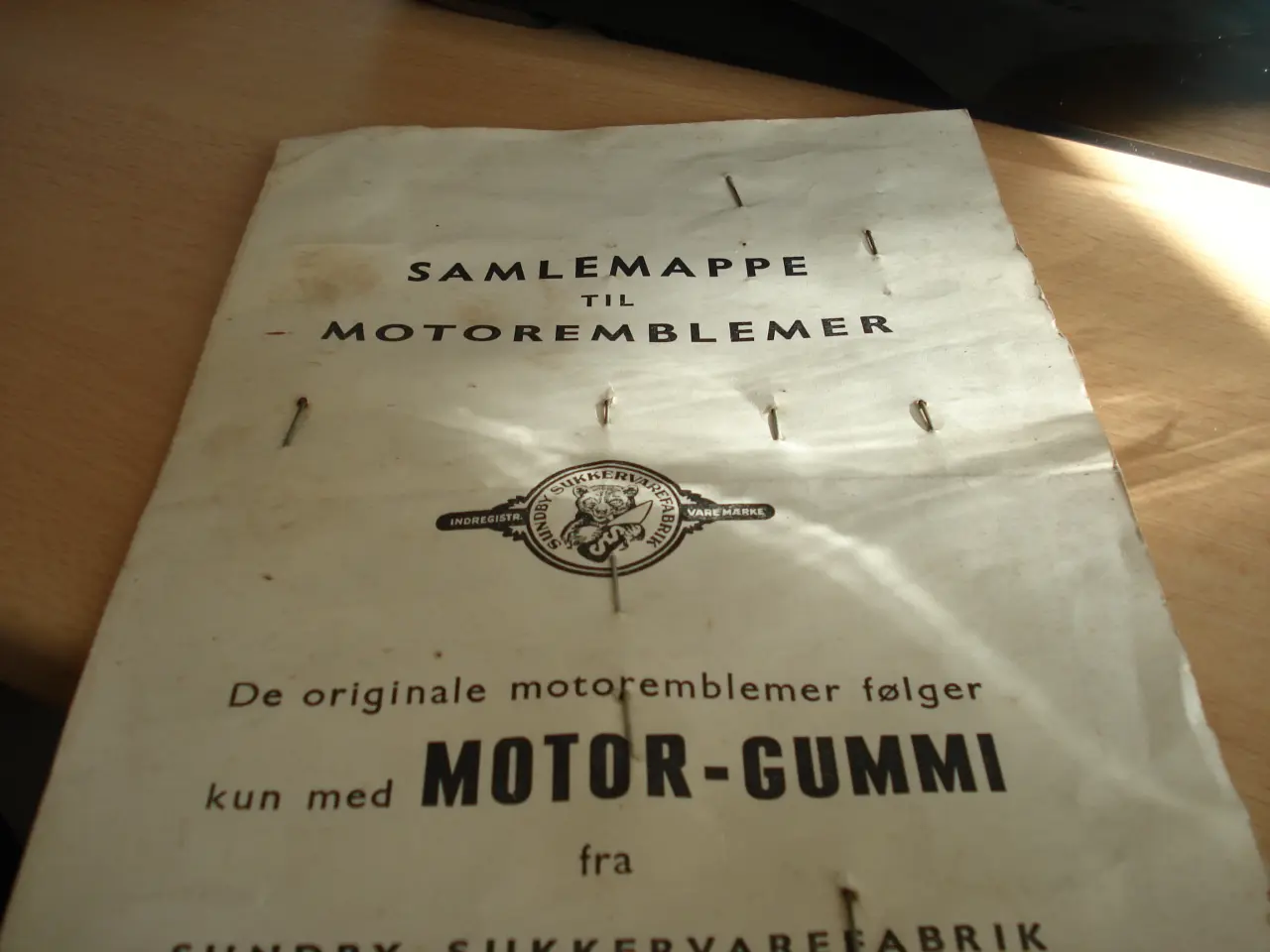 Billede 1 - Antik samlemappe med motoremblemer