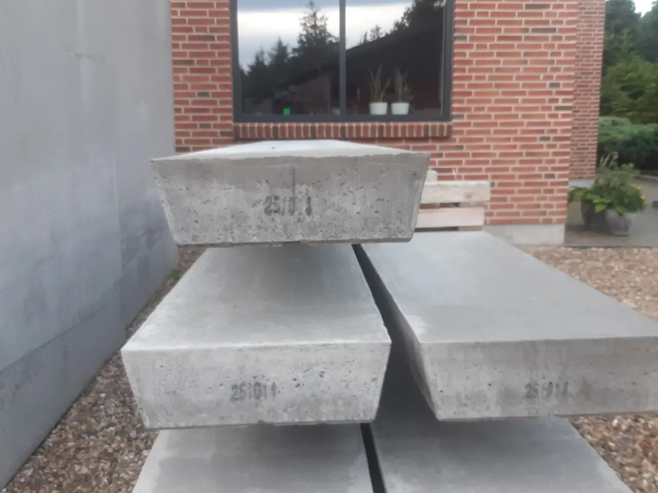 Billede 2 - Betonsøjler, lukket plade