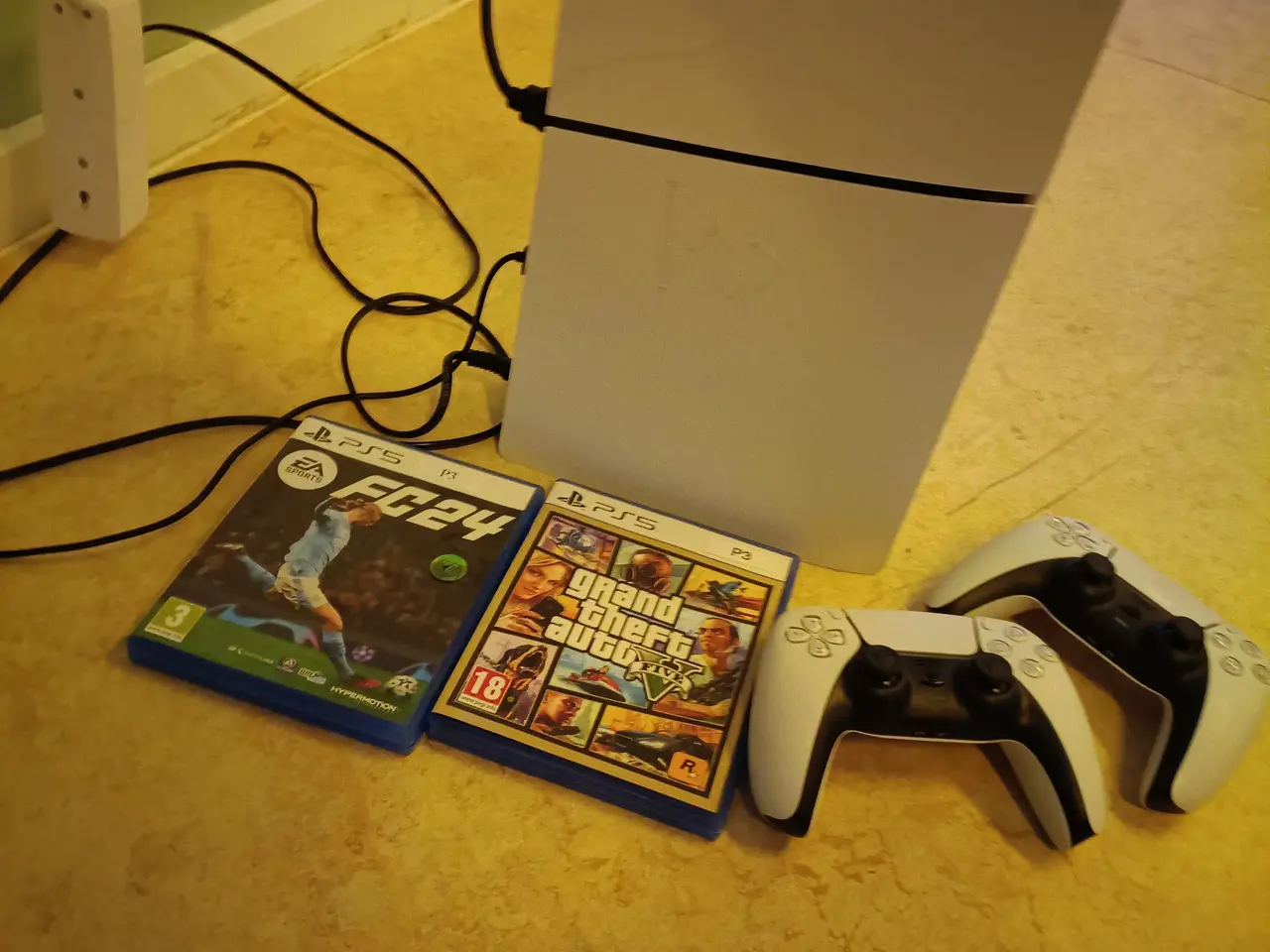 Billede 1 - PS 5 sælges med spil i kontrollers