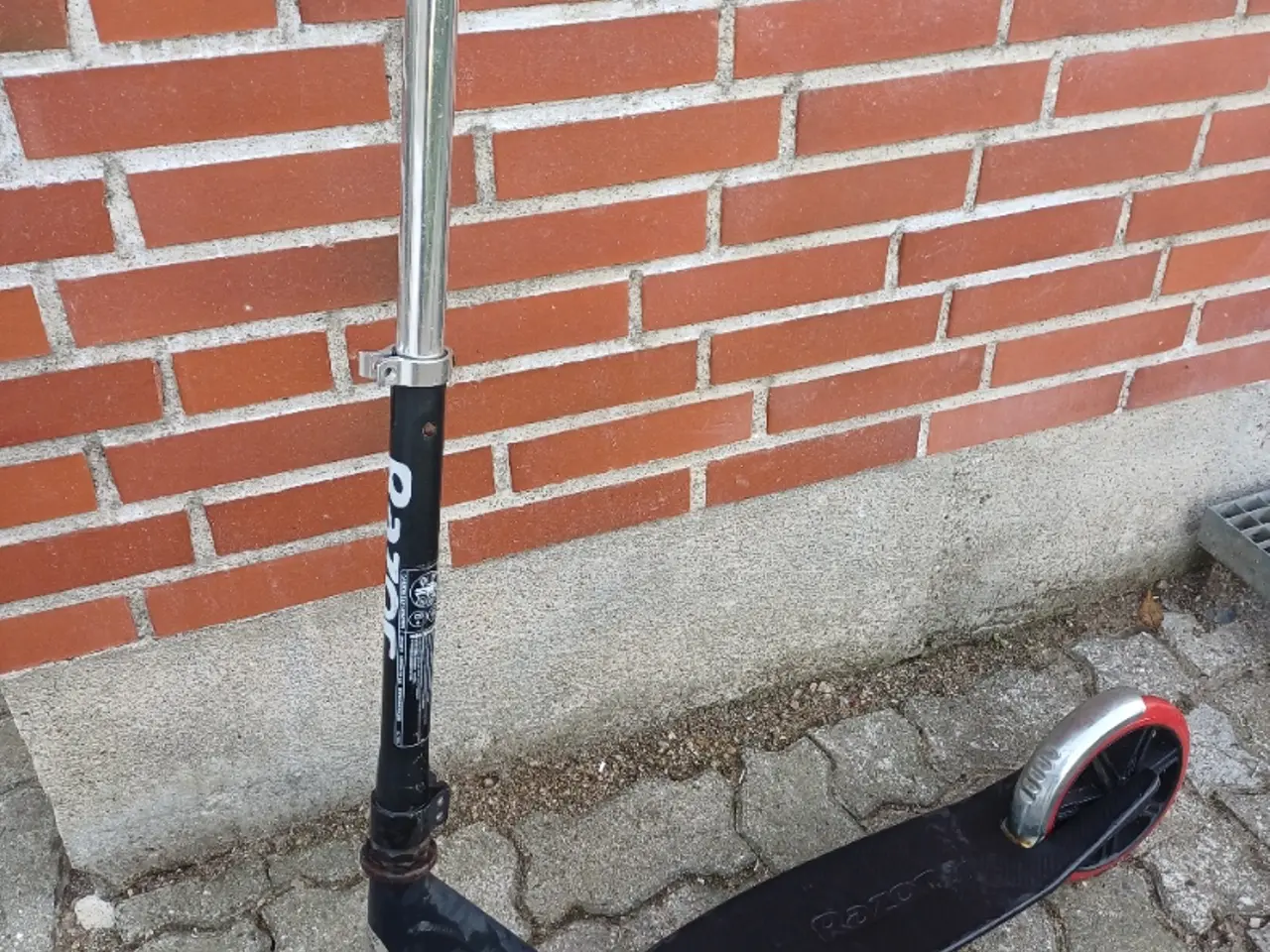 Billede 1 - Razor løbehjul sort med store røde hjul