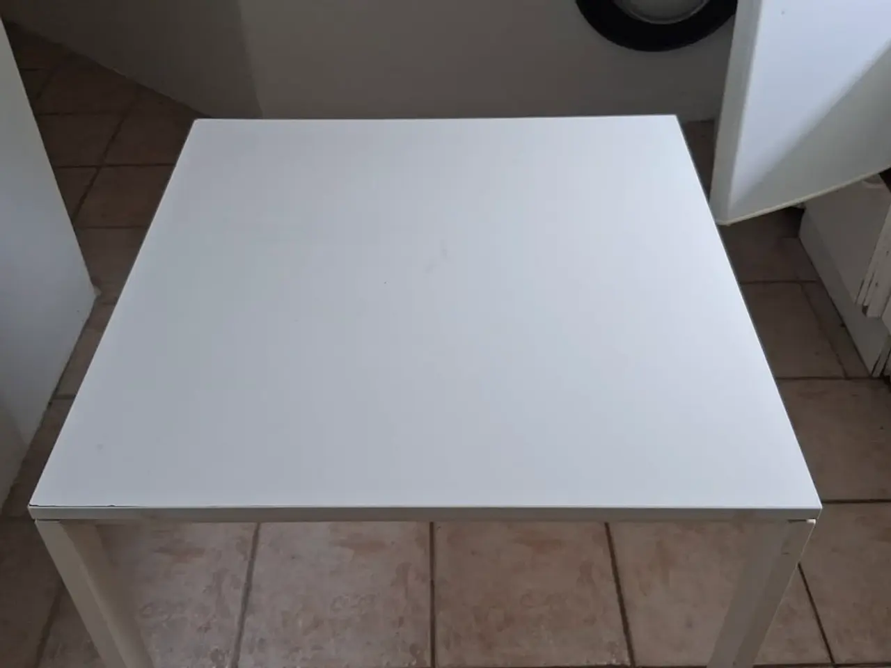 Billede 3 - Spisebord i hvid træ.