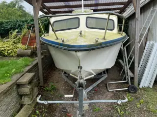 Båd med trailer og motor 
