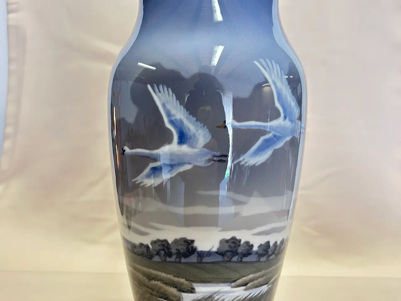 Billede 2 - Royal Copenhagen vase med svaner (H: 32 cm) 