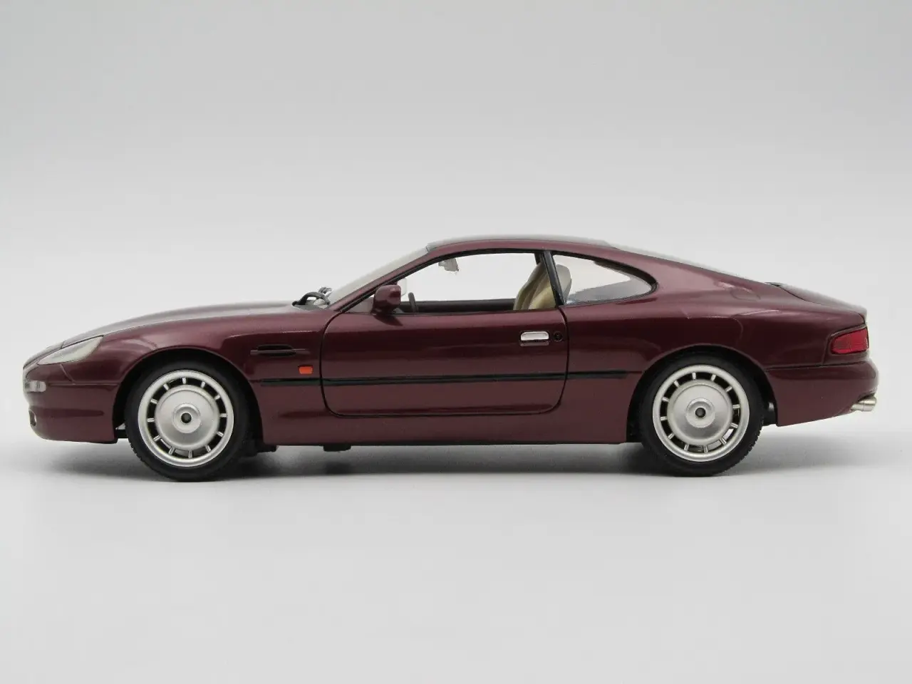 Billede 2 - 1995 Aston Martin DB7 1:18 Fremstår son