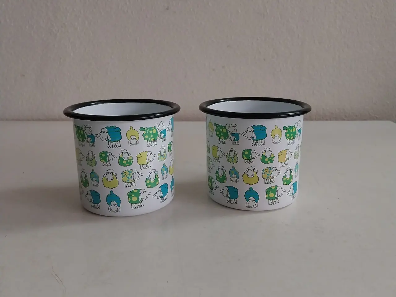 Billede 3 - 2 kopper i metal. 8 cm høj 