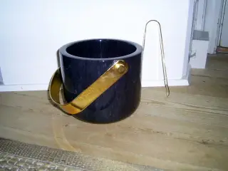 Marmor isspand med tang.