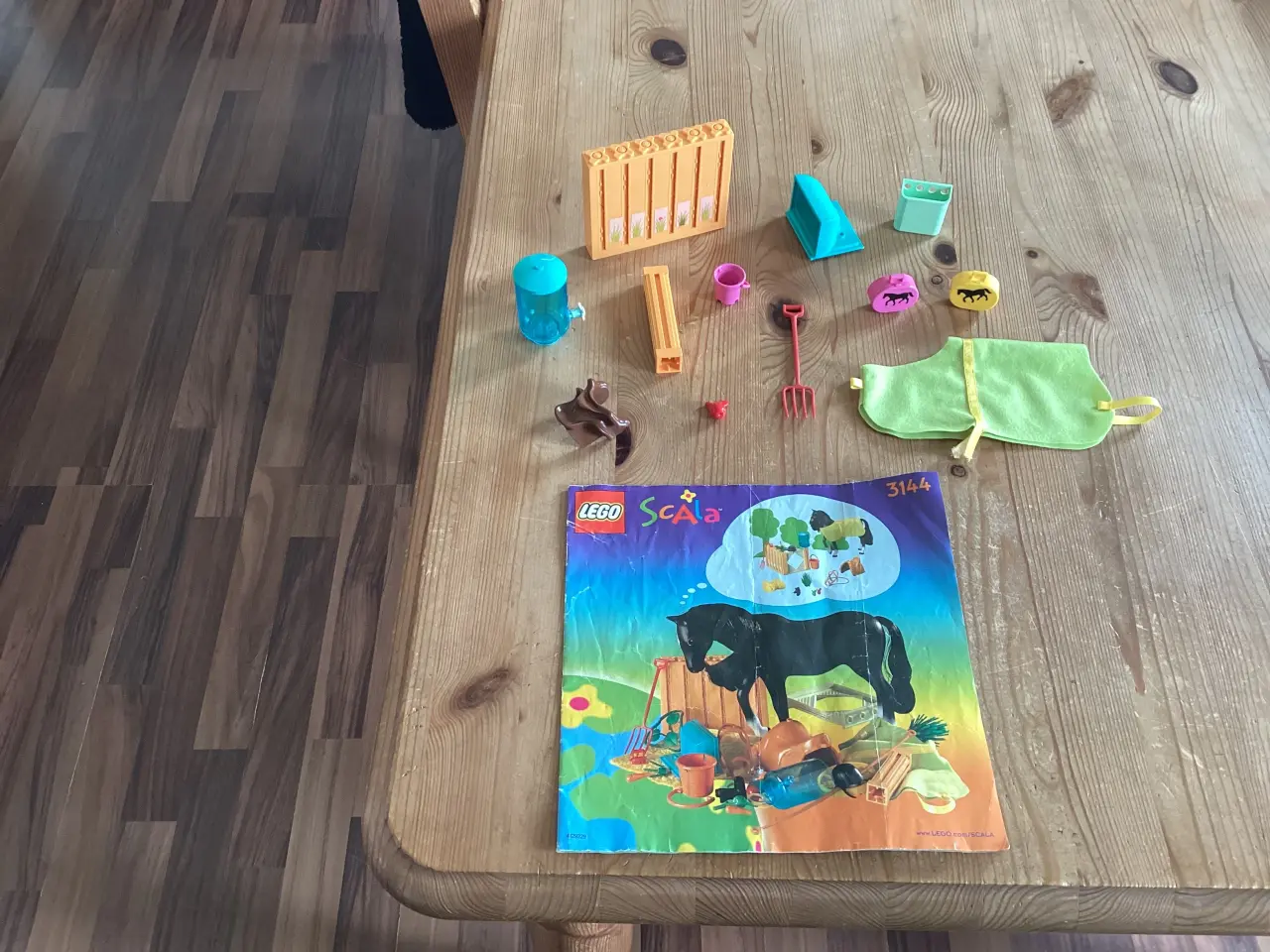 Billede 17 - LEGO SCALA TØJ / DUKKER / DIV DELE TIL HEST.