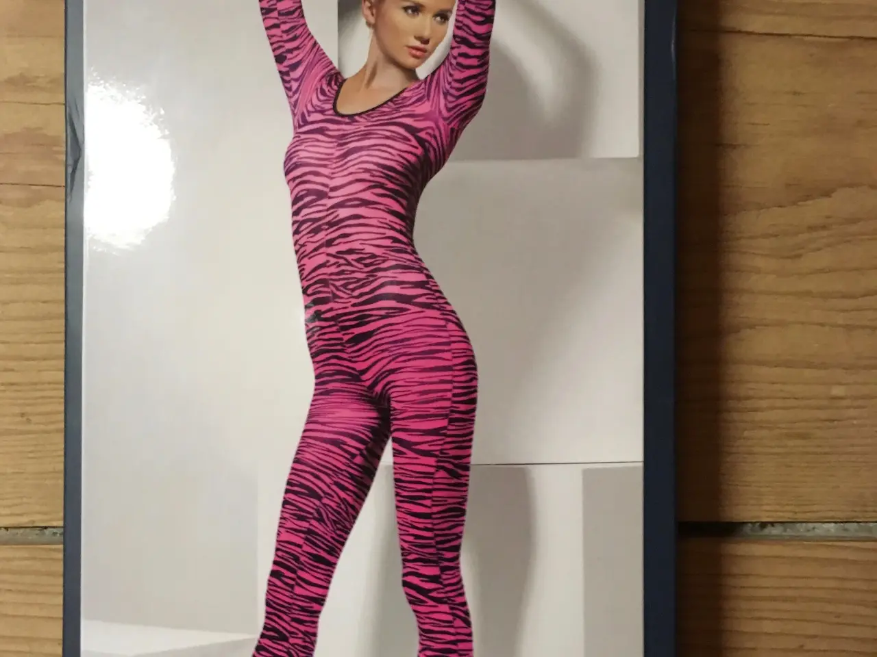 Billede 1 - 80'e kostume - zebra outfit str S / 38, inkl fragt