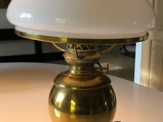 Messing bordlampe med hvid glasskærm
