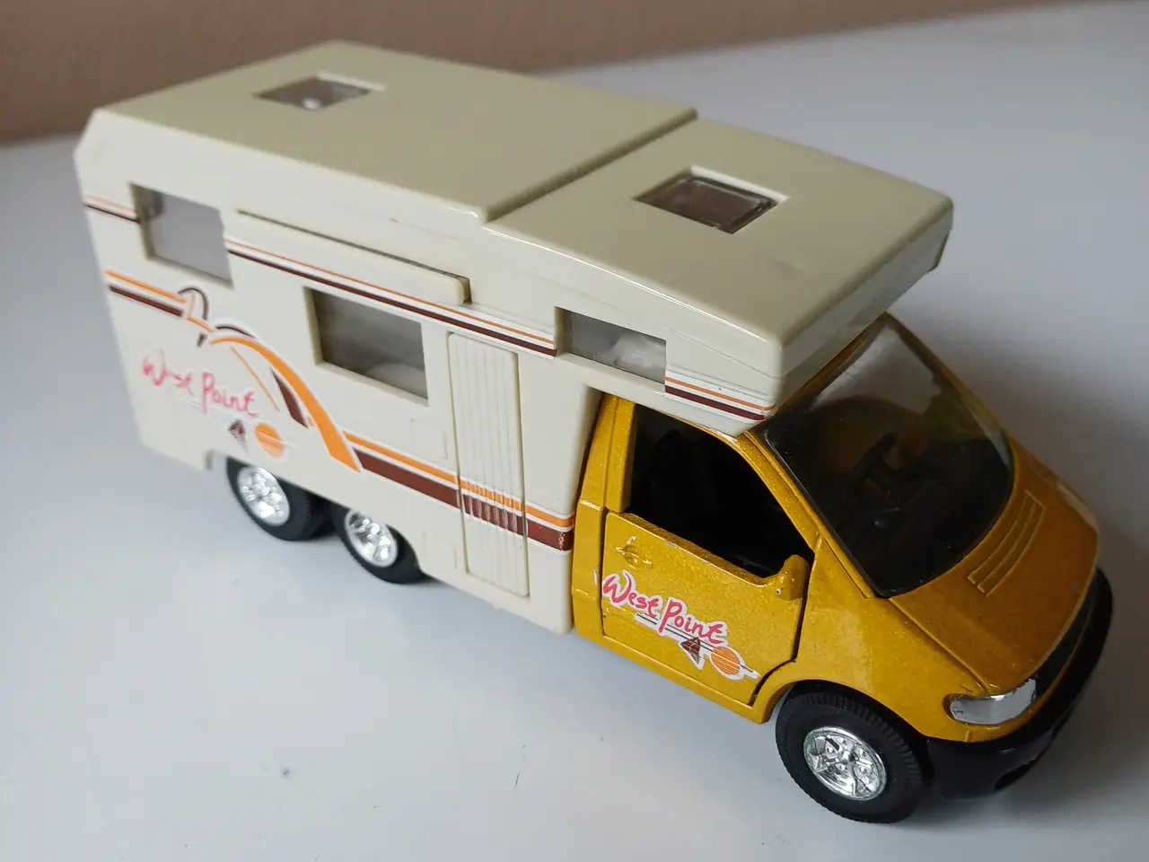 Billede 2 - Autocamper mrk. West Point - gul og hvid modelbil