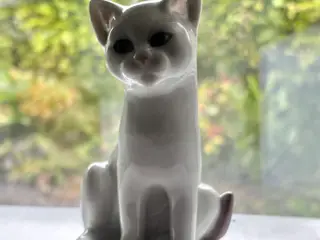 ✨ Bing & Grøndahl porcelæns killing – hvid kat mod