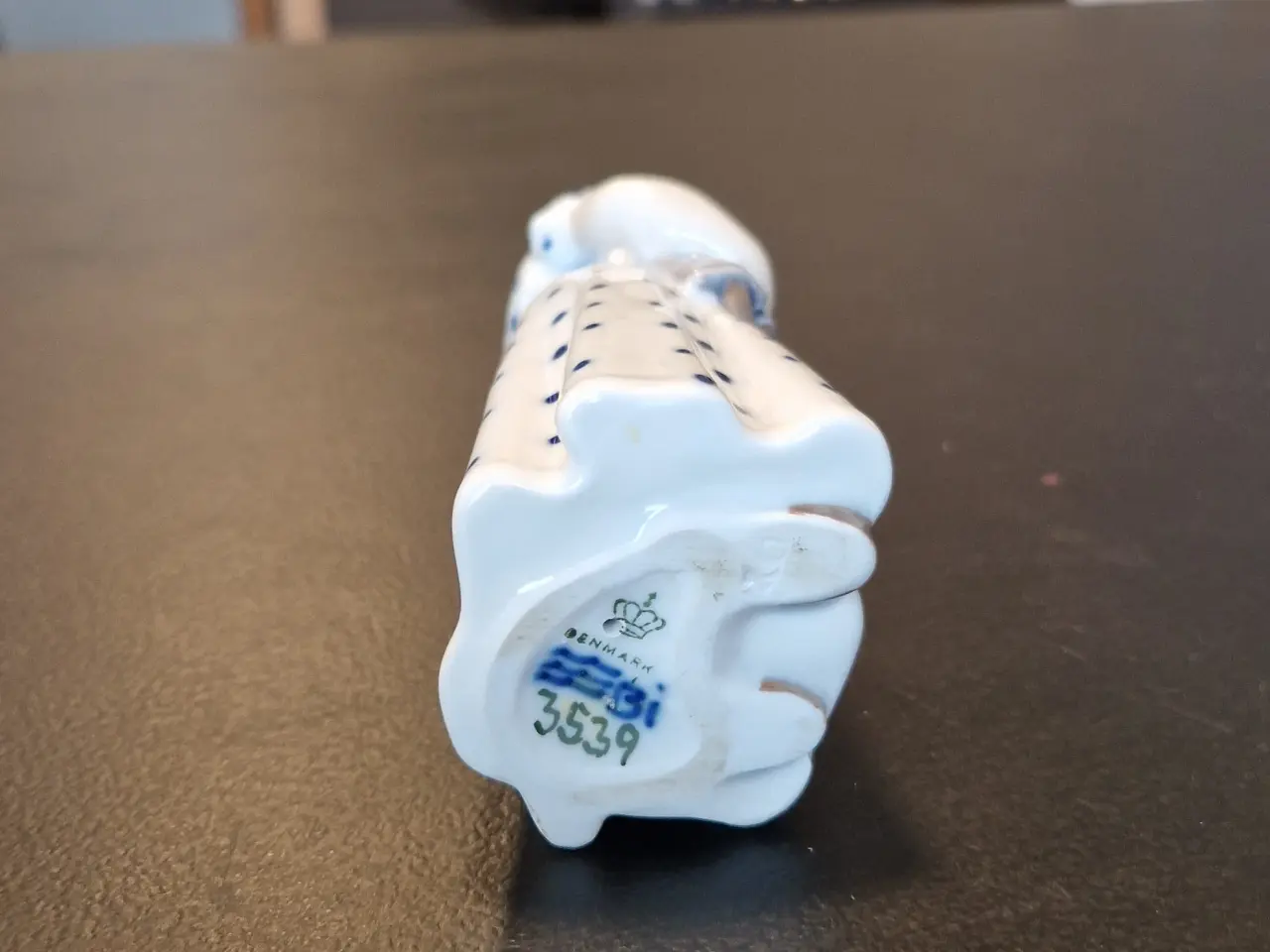 Billede 4 - Pige med dukke, Royal Copenhagen