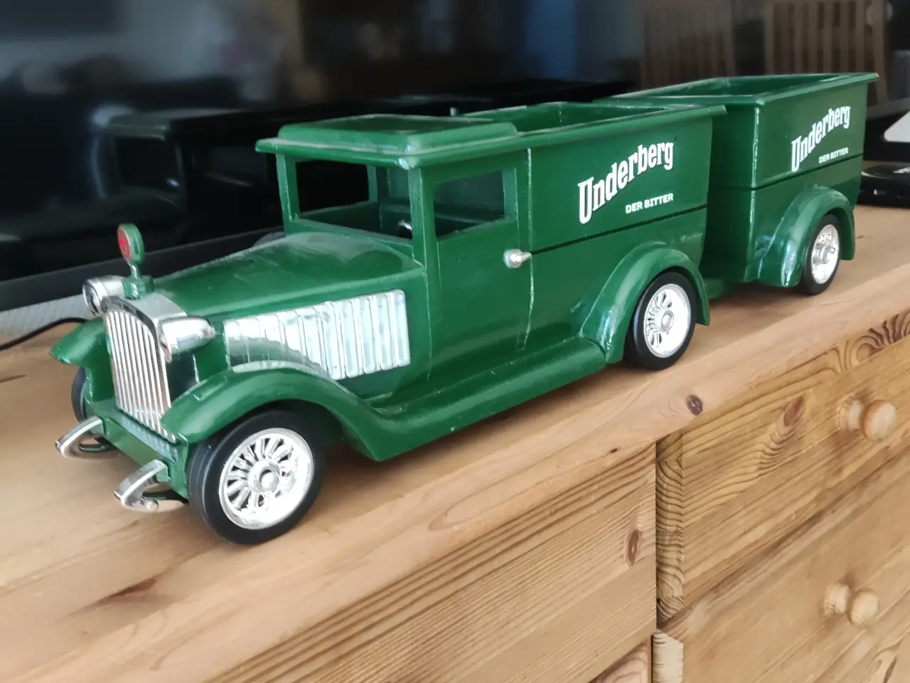 Billede 1 - Underberg bil med hænger, bud modtages