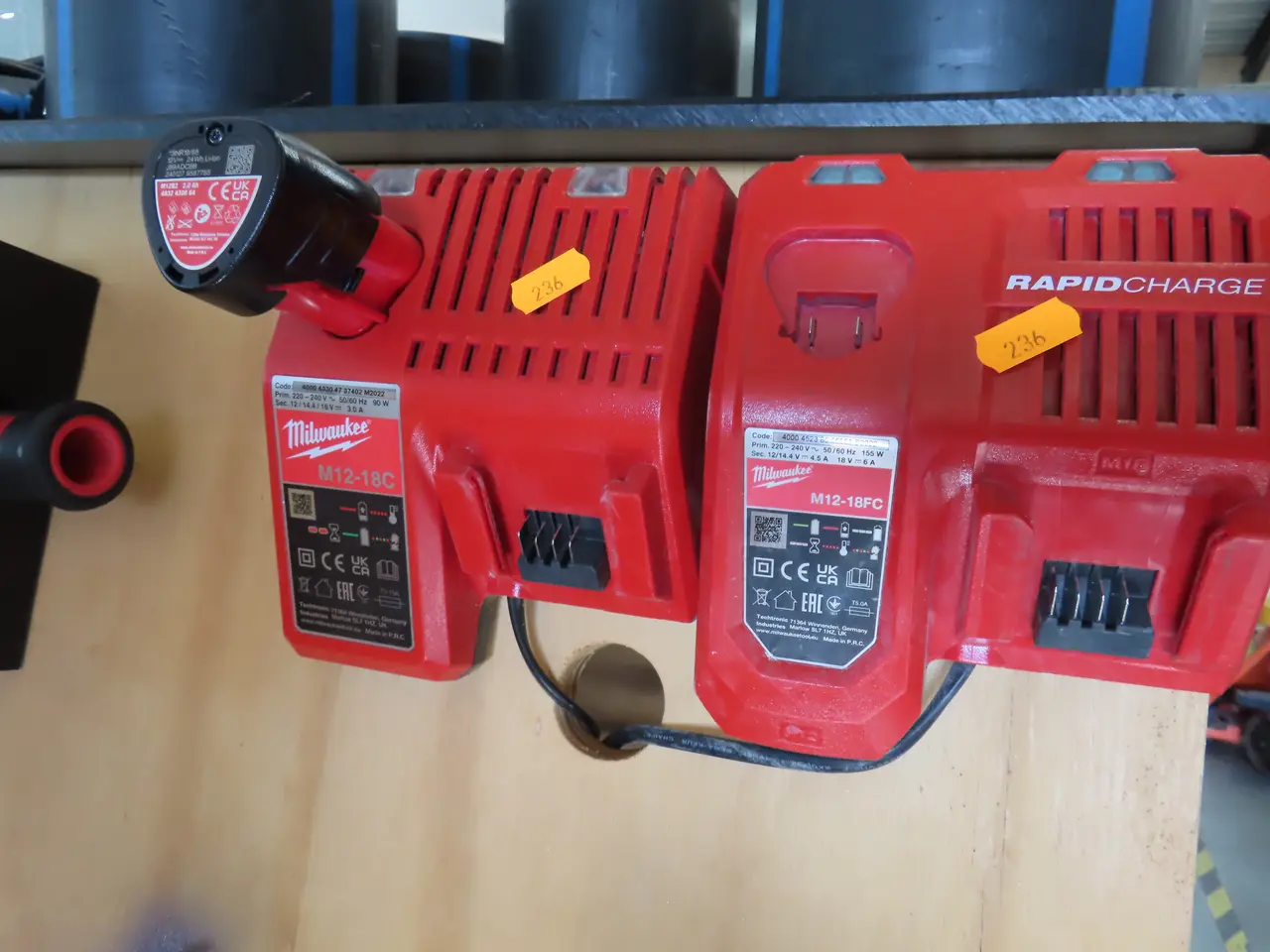 Billede 2 - 2 stk. Ladere MILWAUKEE M12-18FC/C med batteri
