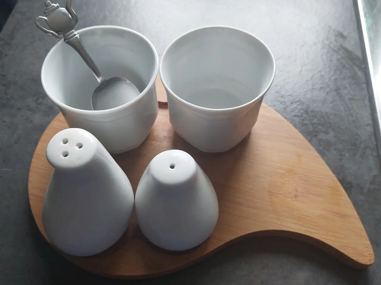 Billede 1 - sæt salt- og peberbøsser i hvid porcelæn