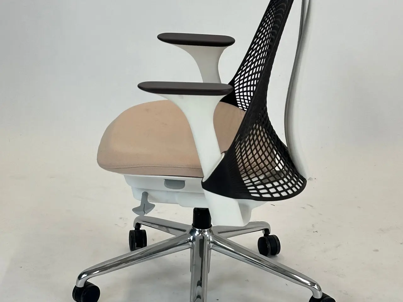 Billede 4 - Herman Miller SAYL Kontorstol – Lyserød/Brun/Krom Stel