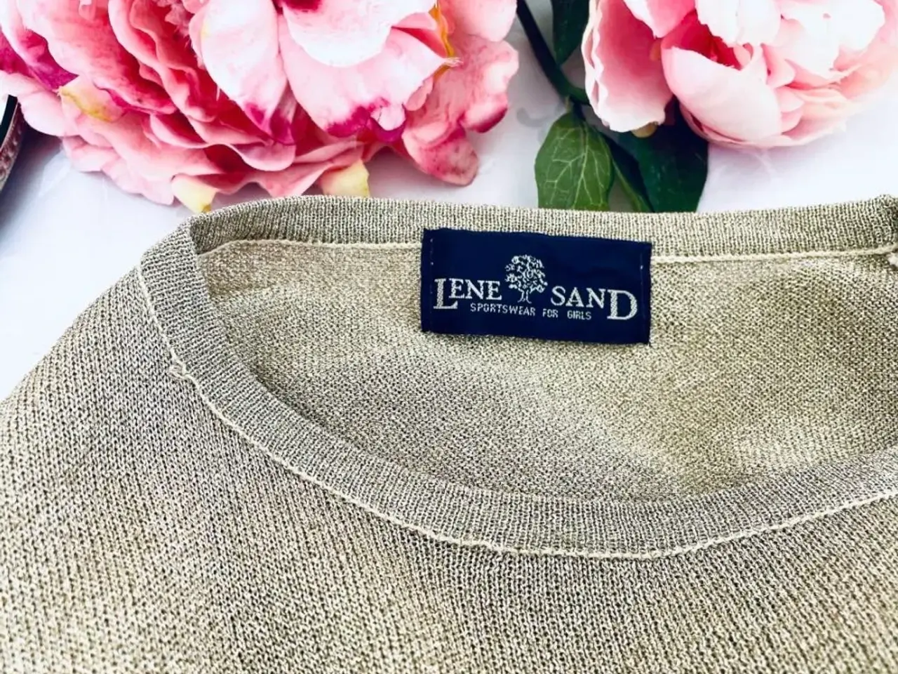 Billede 2 - Lene sand t-shirt i guldglimmer