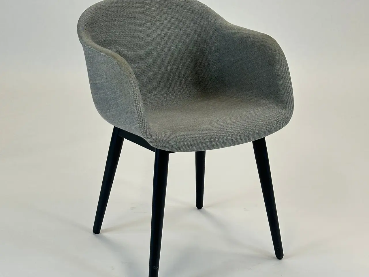 Billede 1 - Muuto Fiber Armchair Stol – Grå med Sort Stel