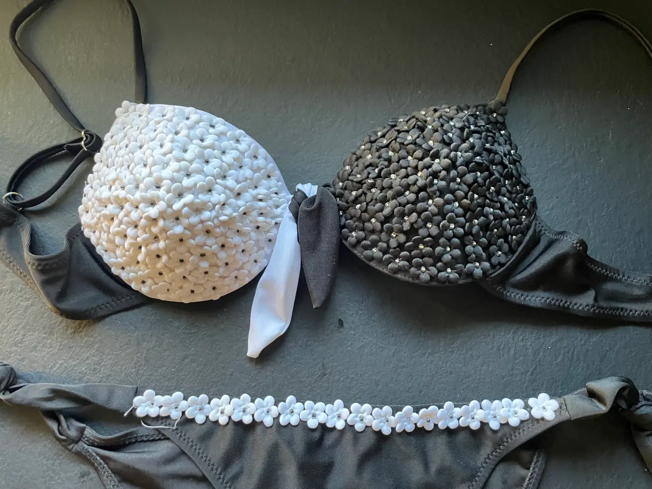 Billede 2 - Smuk sort/hvid bikini med små blomster 