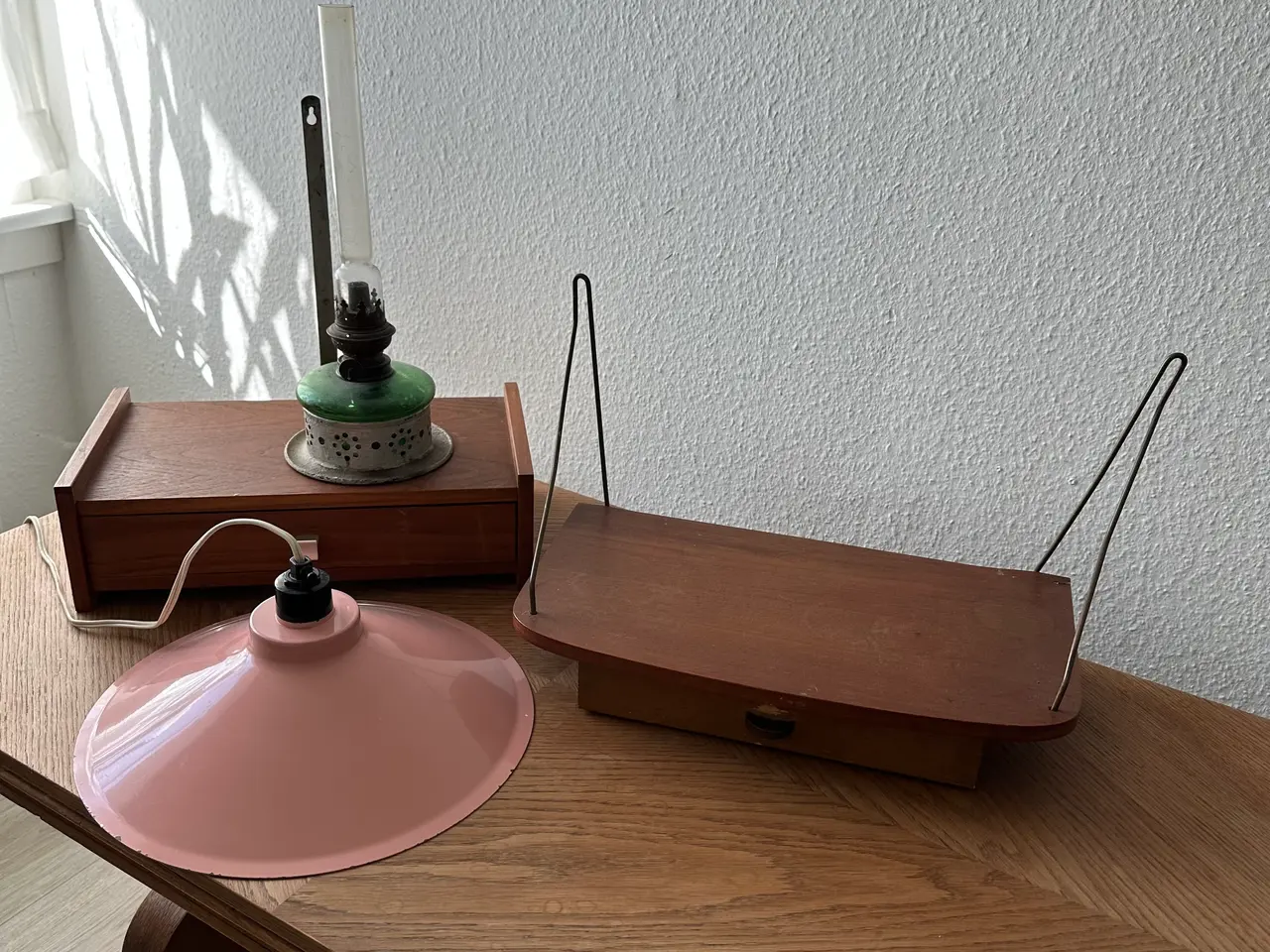 Billede 1 - Lyserød retro lampe, teaktræhylde mm