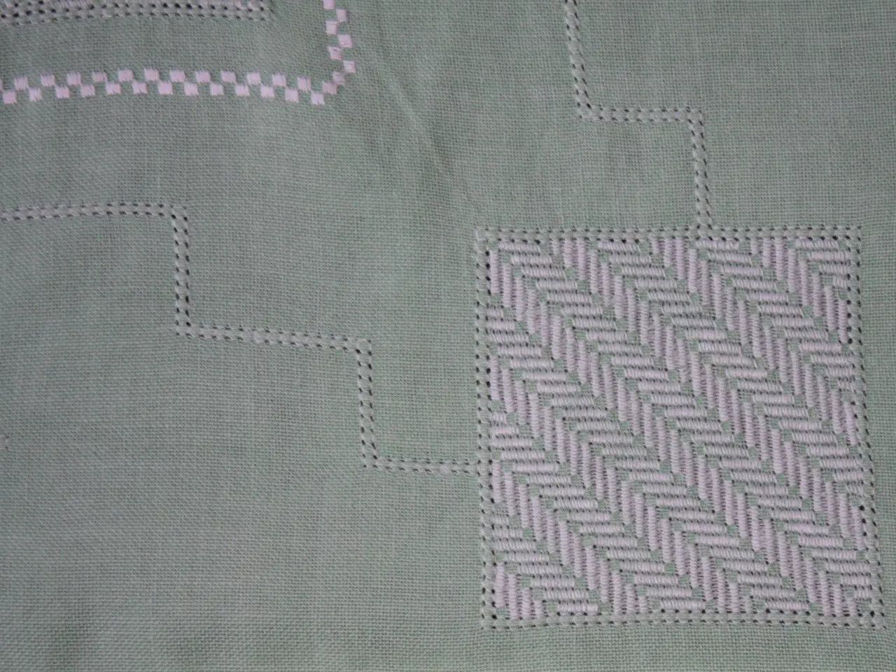 Billede 5 - Lys grøn dug med hvidt broderi, 118 x 145 cm