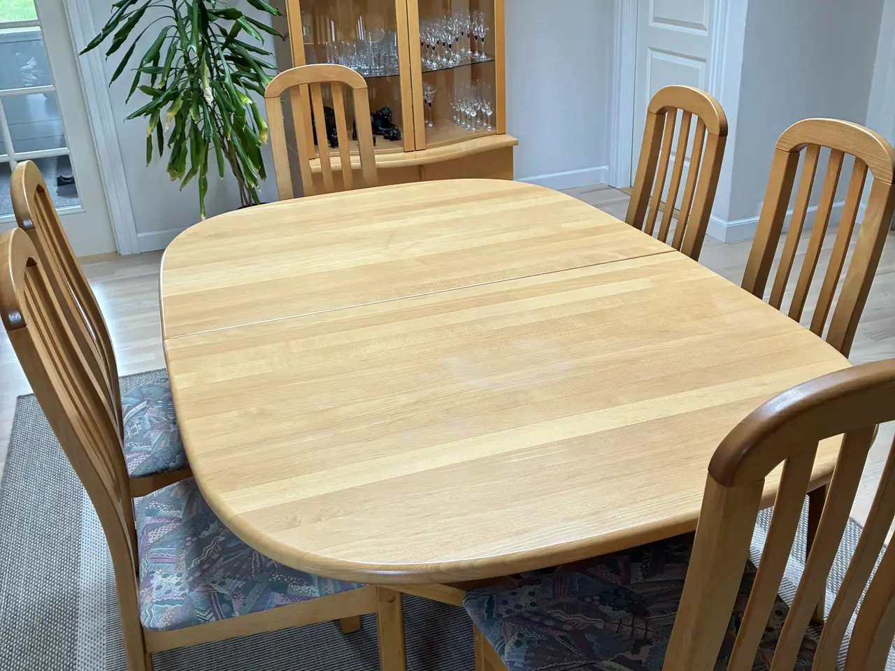 Billede 1 - Spisebord m/6 stole lakeret bøg