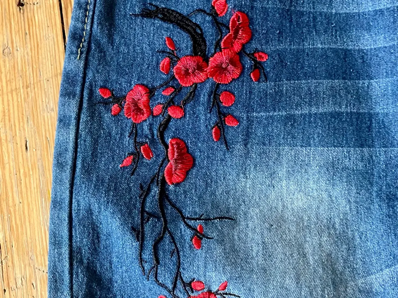 Billede 3 - Jeans med broderede blomster xl