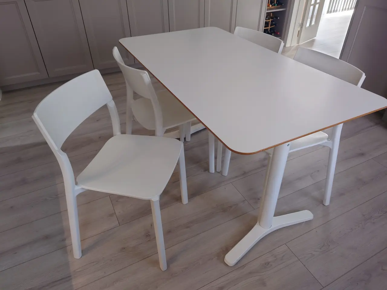 Billede 2 - Hvidt Ikea spisebord + 4 stole