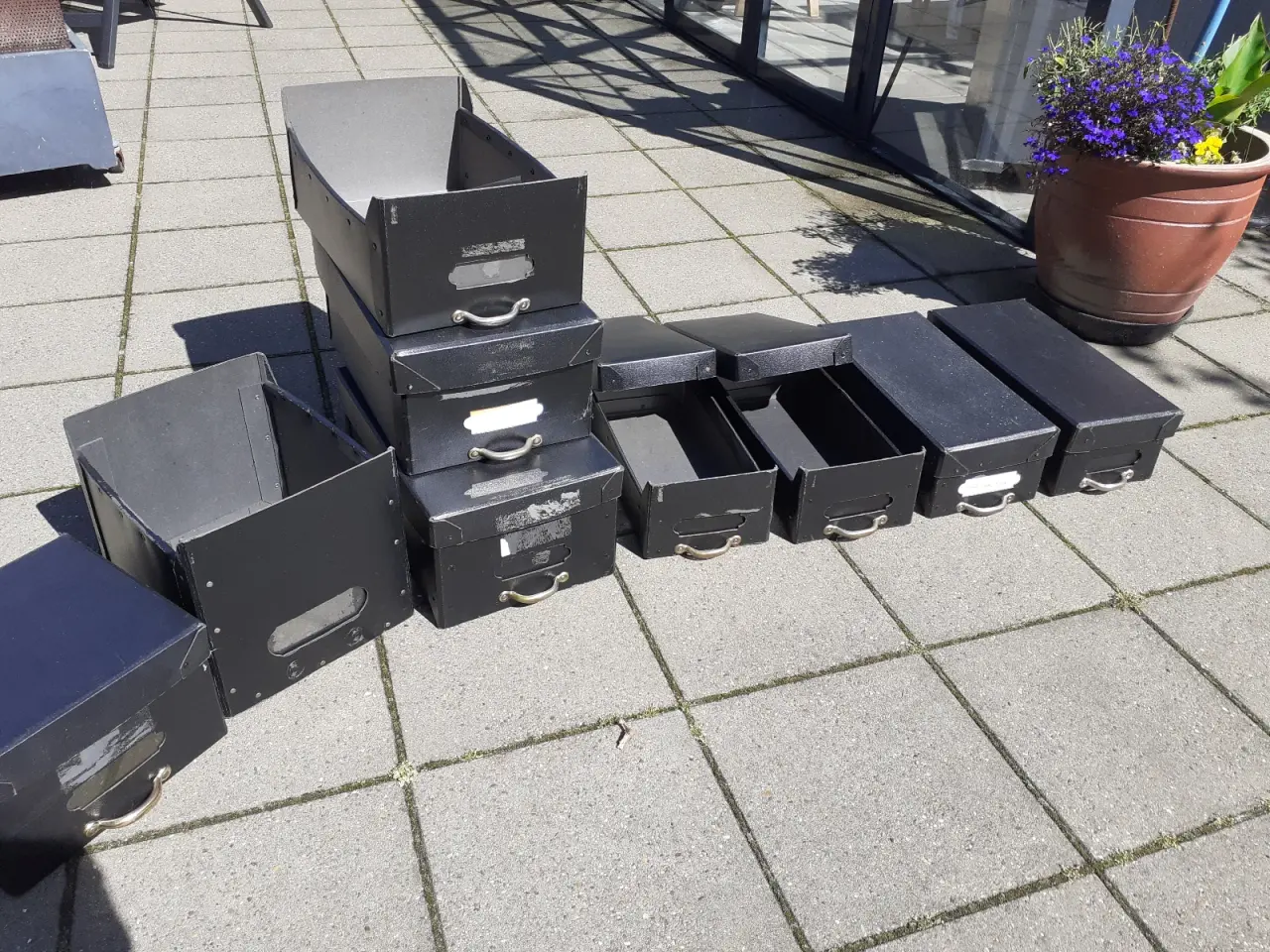 Billede 1 - Sortimangs kasser