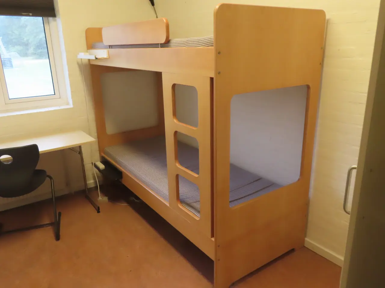 Billede 1 - Indhold på værelse af bord, køjeseng, skab mv.