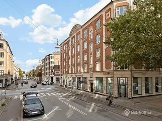 Hjørnebutik i den hyggelige handelsgade Holmbladsgade på Amager - momsfrit