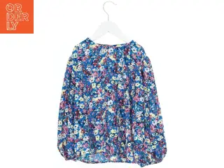 Bluse med blomstermønster fra Name It (str. 134)