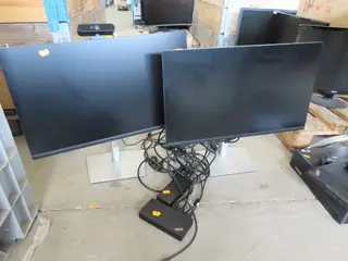 2 stk. 24" monitors DELL samt docking station og webcam