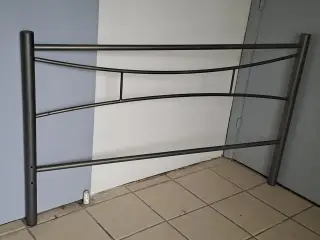 Sengeramme i gråt metal