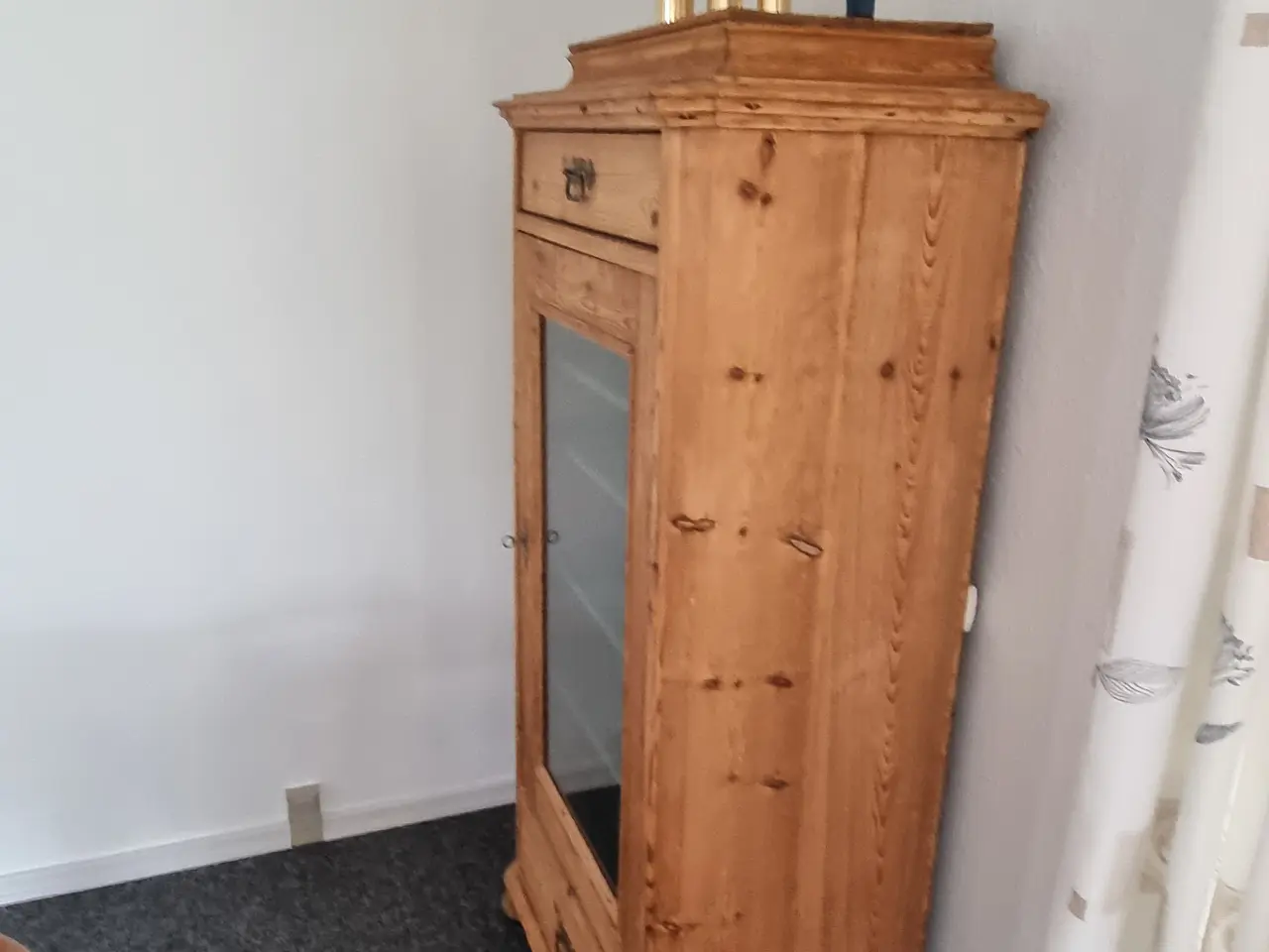 Billede 3 - Antikt afsyret vitrine-/karlekammerskab