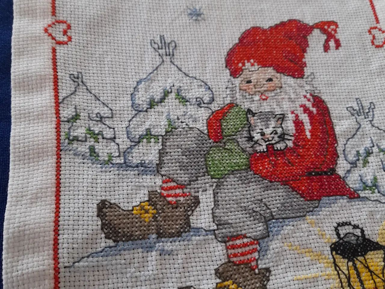 Billede 5 - Smuk broderet juleløber med nisse & kat.