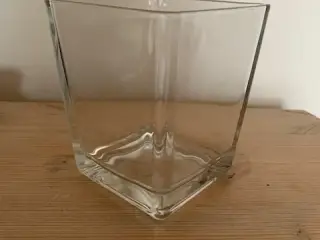 Firkantet vase i kraftigt glas, 14 x 14 x 17 cm.