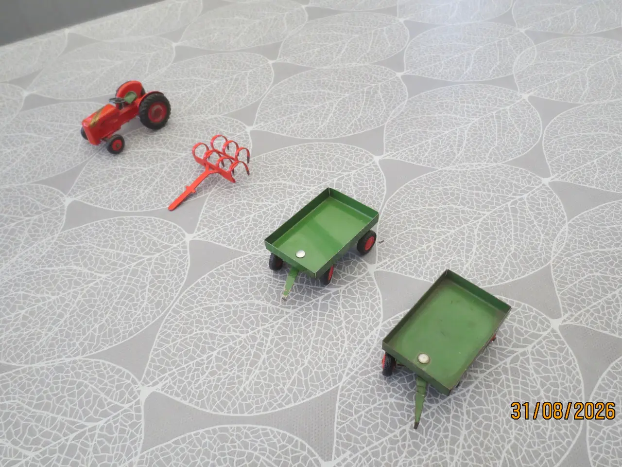 Billede 2 - 1 stk Tekno Traktor med harve og 2 vogne 