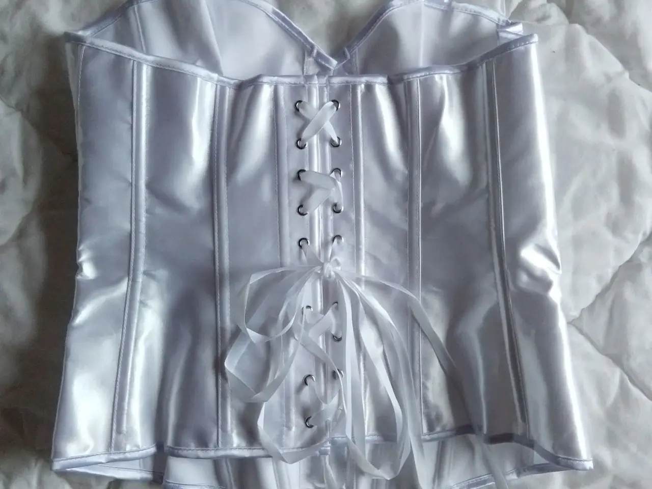 Billede 2 - Glat satin korset, str. 38