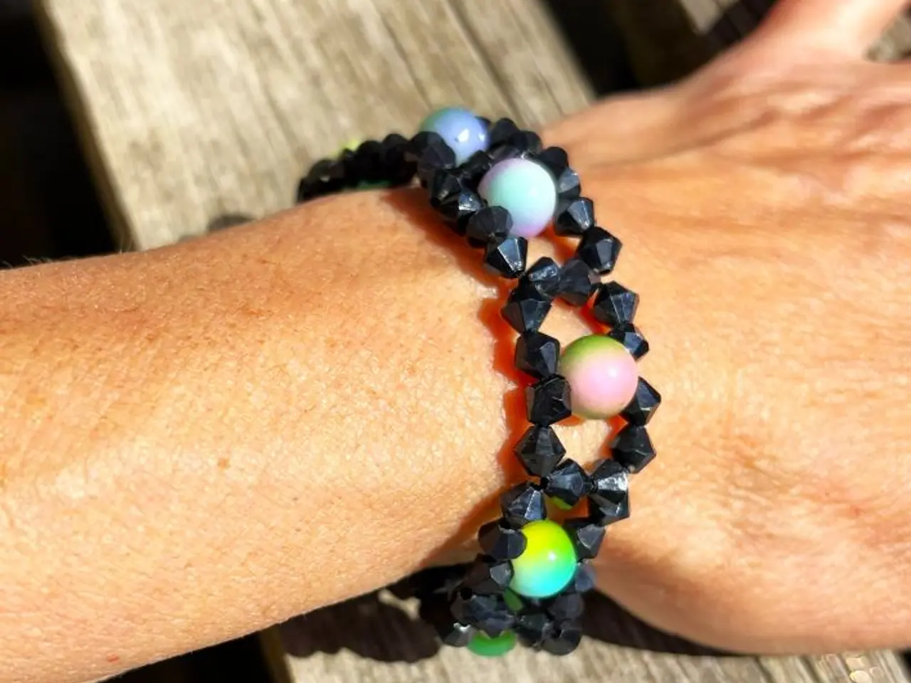 Billede 1 - Unikt armbånd håndlavet i sort og multi