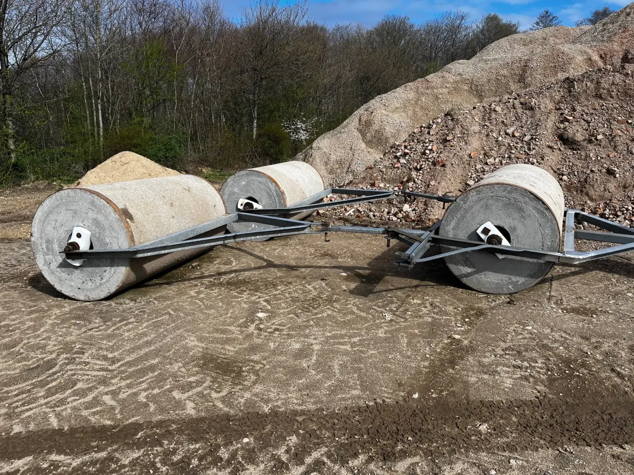 Billede 2 - Agerskov cement tromle