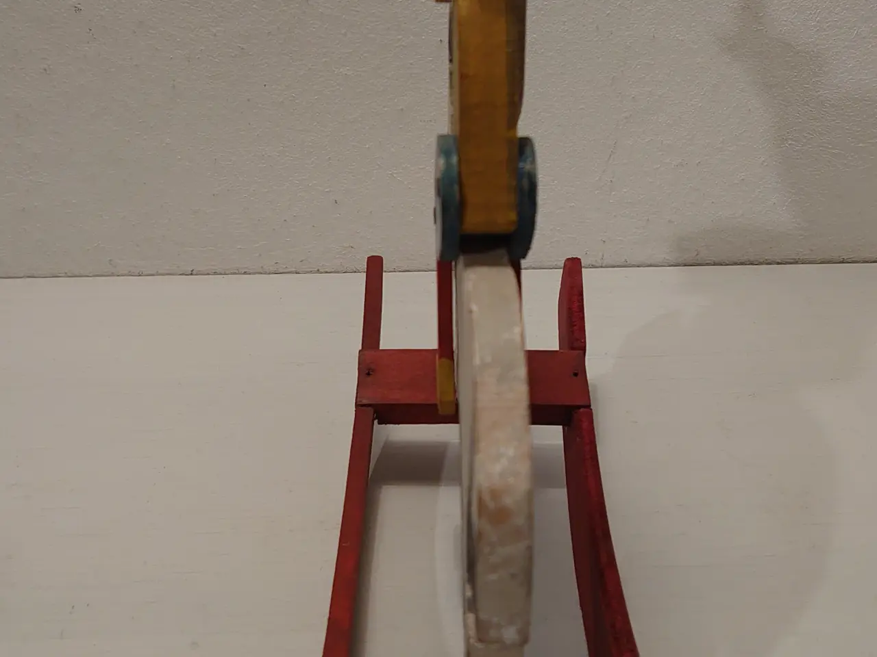 Billede 2 - Gammel Klods Hans gyngehest i træ. L.23cm. Ca.1950